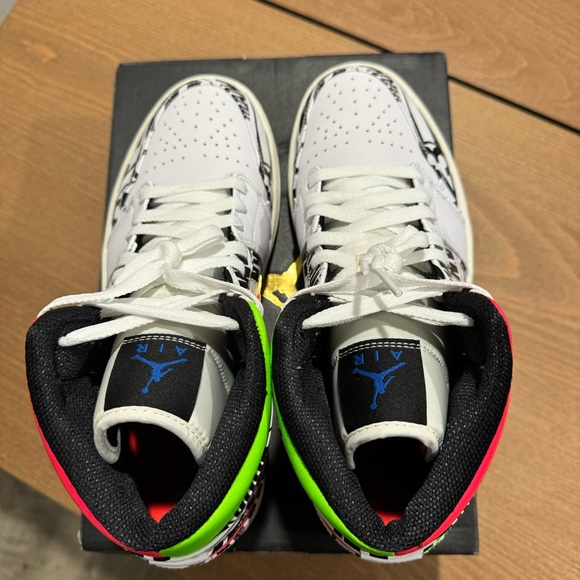 New Jordan 1 Mid All Over Logos Men’s 8.5 Women’s 10 - Picture 4 of 5